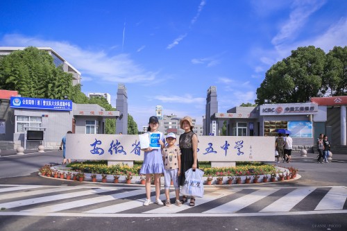 201908【今日五中迎来新主人——阜阳五中千余名新生喜领通知书】2000k 阜阳日报 阜阳发布 特约摄影 凡伟 18844908911 (18)_conew1.jpg