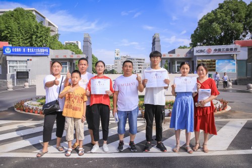 201908【今日五中迎来新主人——阜阳五中千余名新生喜领通知书】2000k 阜阳日报 阜阳发布 特约摄影 凡伟 18844908911 (17)_conew1.jpg