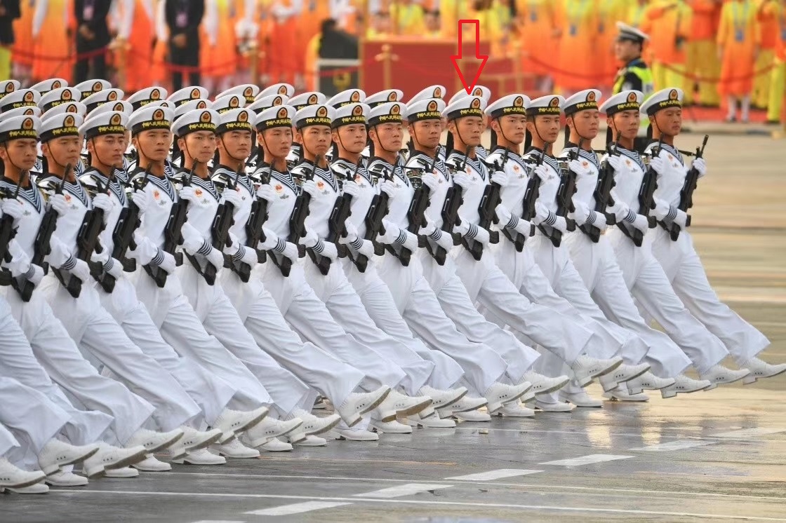 阜阳小伙赵晨晨参加国庆阅兵,站在海军方队第一排重要位
