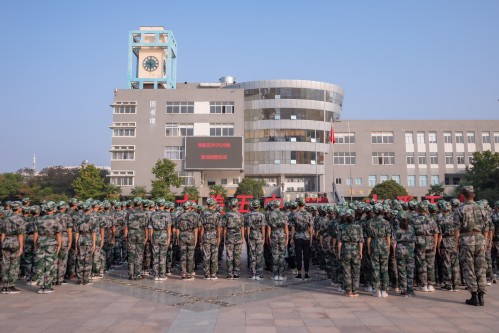 1599030088870662.jpg 202008【2020级军训闭幕式 阜阳五中】颍州晚报 阜阳日报 特约摄影记者 凡伟 18844908911-4_conew1.jpg