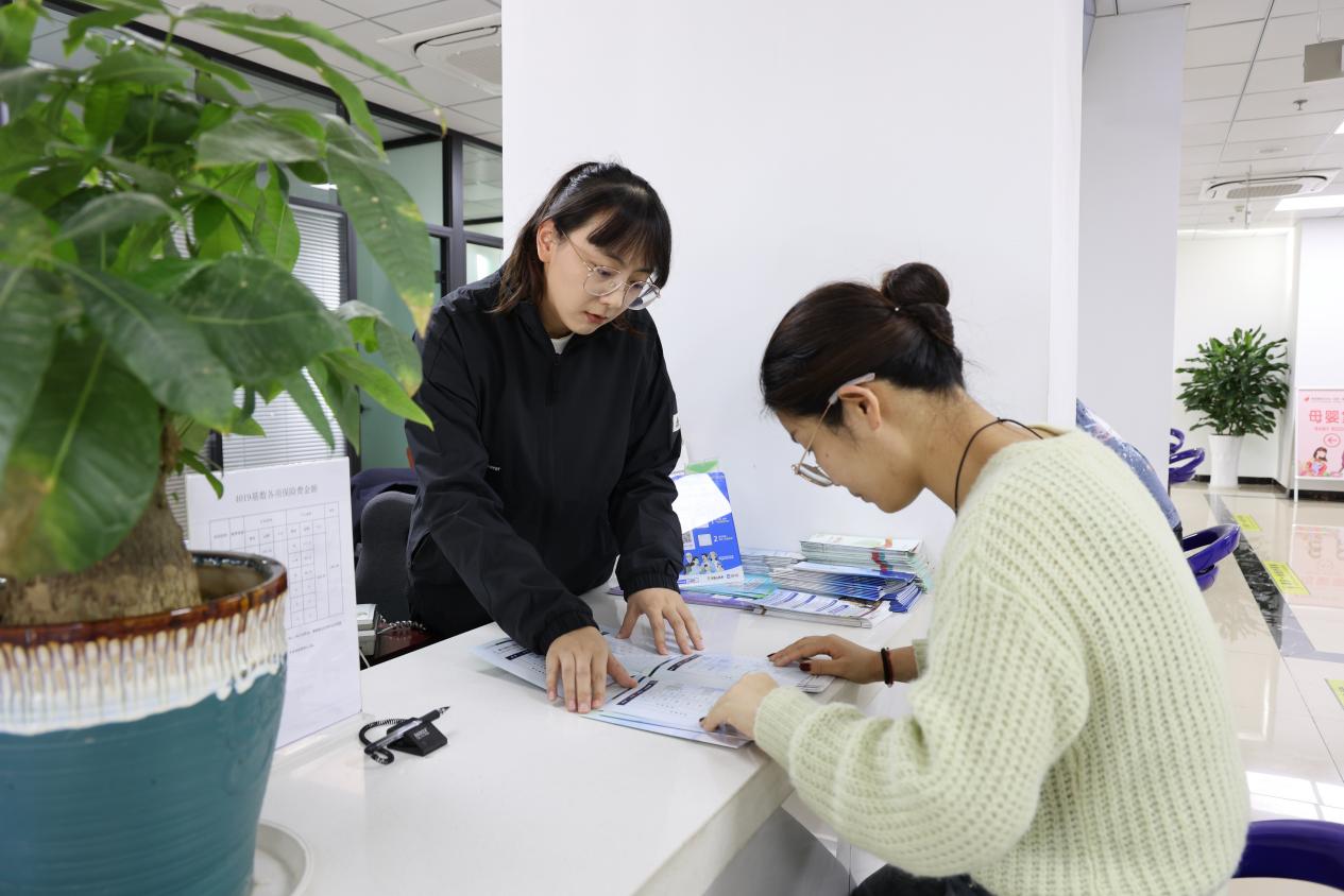 慈湖高新区政务中心大厅，工作人员正在给市民介绍相关政策。慈湖高新区管委会供图