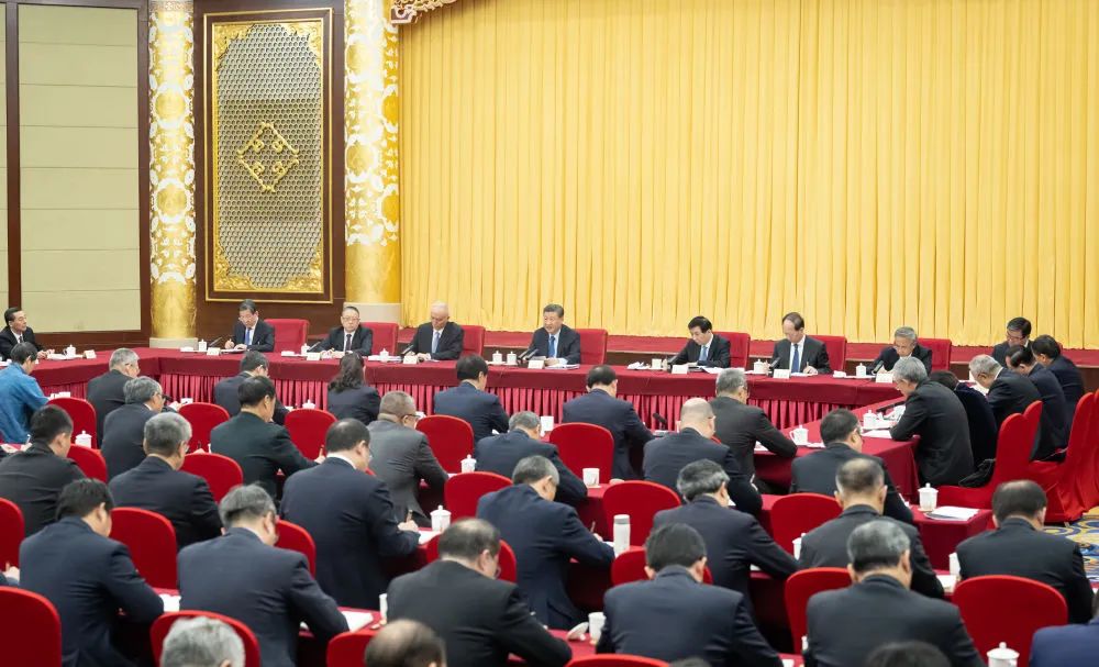 2024年3月6日，习近平看望参加全国政协十四届二次会议的民革、科技界、环境资源界委员，并参加联组会，听取意见和建议。新华社记者 翟健岚 摄