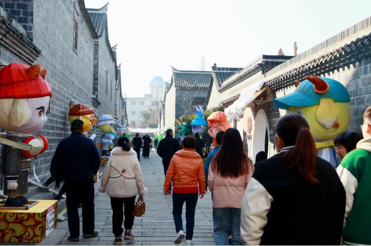 景区游人如织。 六尺巷景区供图