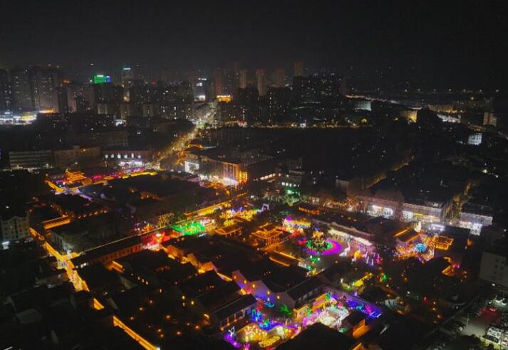桐城六尺巷新春灯会夜景。 汪立摄