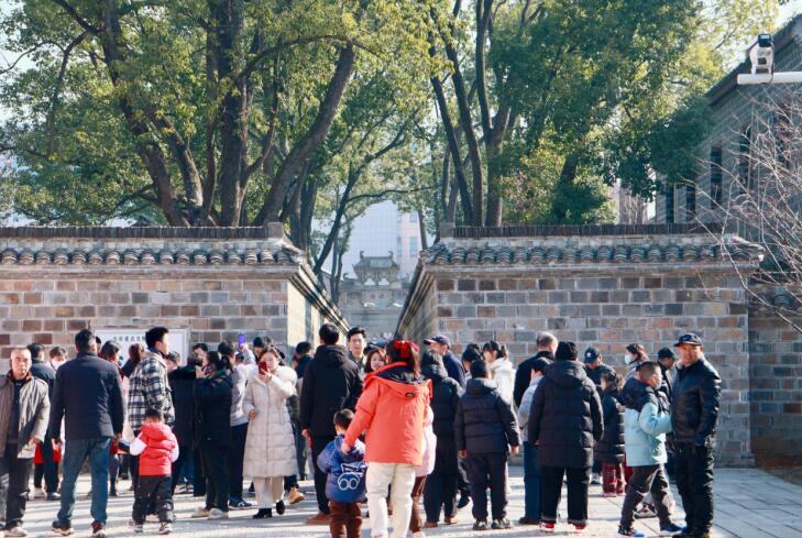 景区游人如织。 六尺巷景区供图