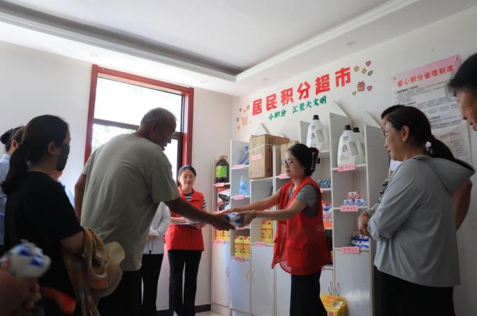 阜阳市颍州区京九路街道开展第二季度居民积分集中兑换活动。