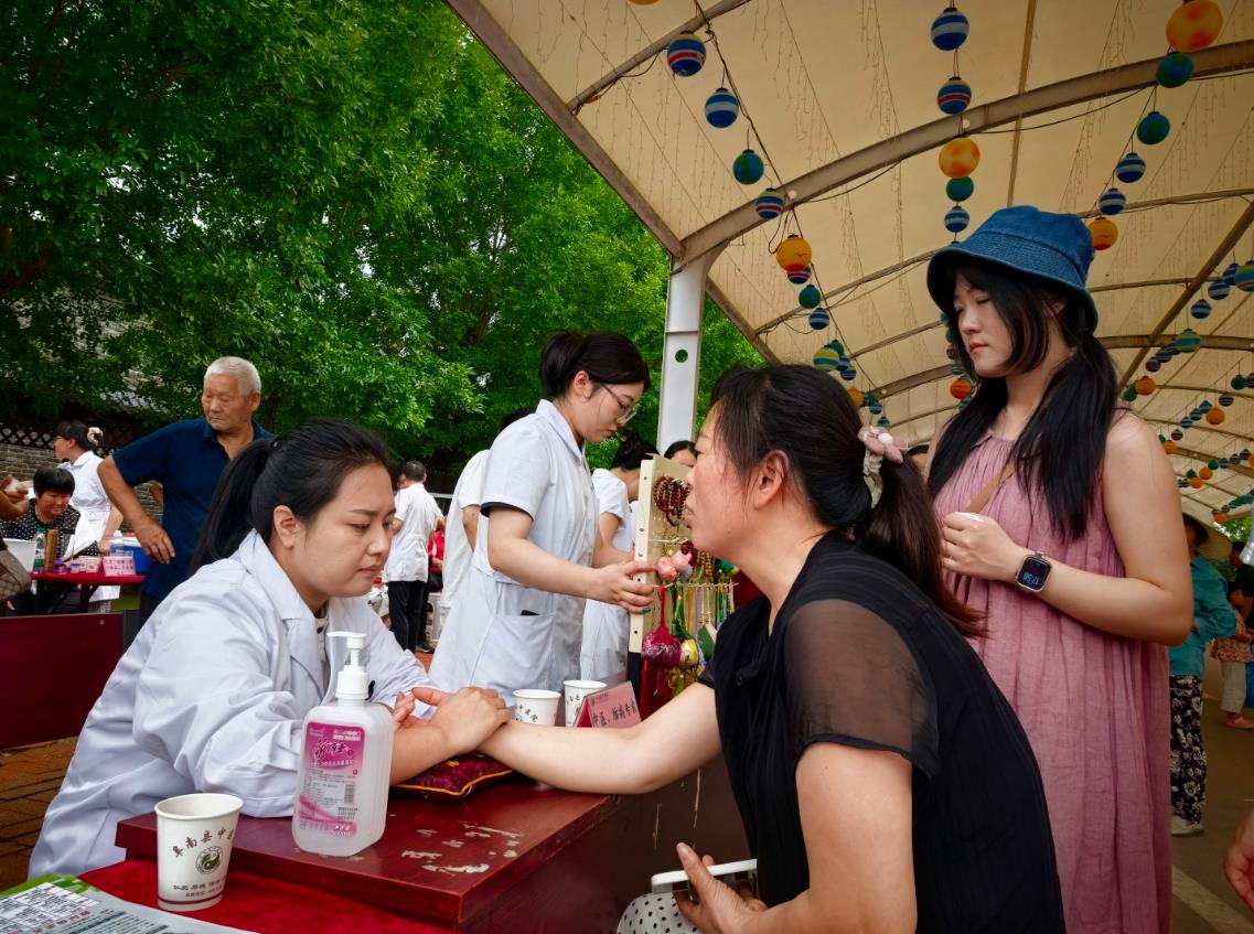 安徽阜南文明集市把惠民服务送到景区。