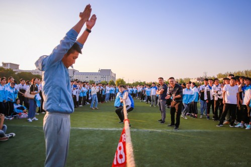 201909【手握长绳气盖世 脚踏绿茵震长空——阜阳五中2018级高二学生举行秋季拔河比赛】2000k 阜阳日报 阜阳发布 特约摄影 凡伟 18844908911-17 (8)_conew1.jpg